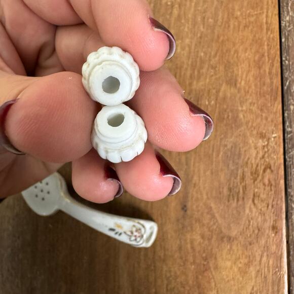 Vintage JAPAN White‎ Porcelain Spoon Gold Floral Accent Salt and pepper Shakers - Picture 9 of 9